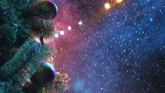雪花飘落在圣诞树上玩具在烟雾中