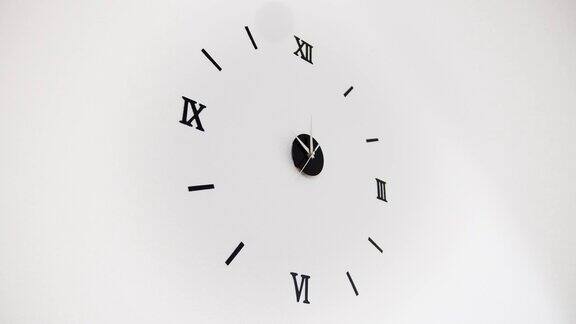 白色背景上的时钟和指针的运动三根箭头快速移动的延时时钟