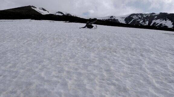 年轻女子旅游在冬天的乐趣而滑下雪山而度假