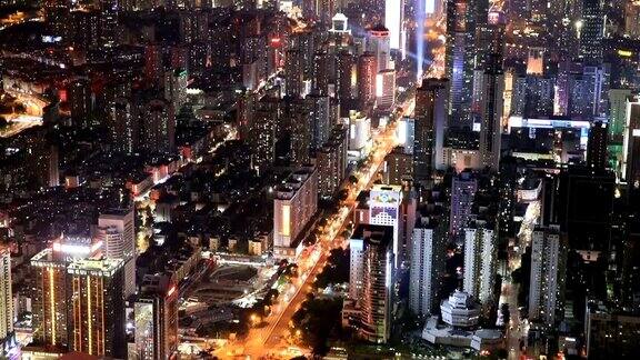 深圳多车道高速公路和建筑物上的繁忙交通在晚上实时