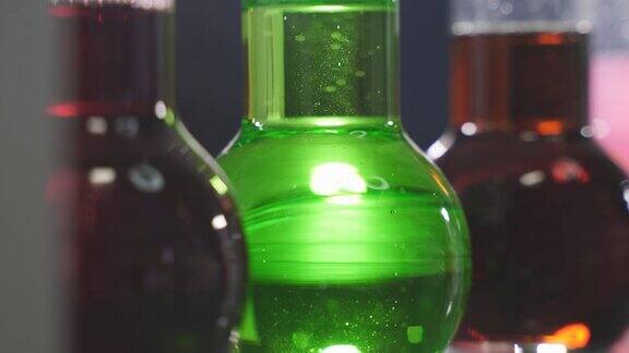 实验室的玻璃烧瓶里装满了色彩鲜艳的液体