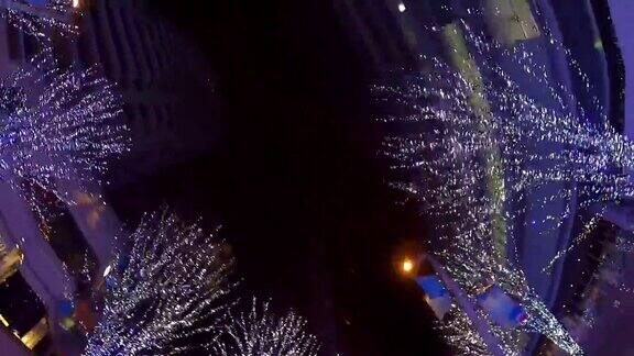 在东京六本木御秋坂在冬夜的照明下开车