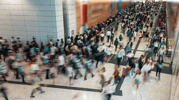 香港地铁高峰时段行人在地铁站行走
