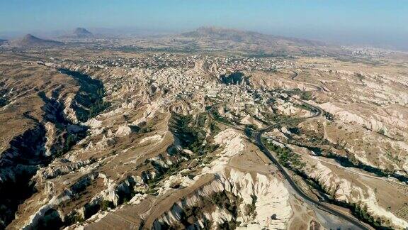 无人机拍摄4K:卡帕多西亚乌奇萨尔城堡的鸟瞰图Nevsehir省土耳其