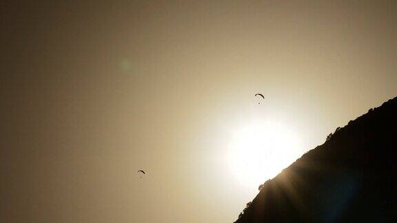 日落时分在山上练习滑翔伞背光