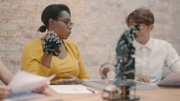 黑人女性讨论未来机器人的发展策略
