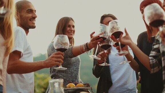 朋友们在意大利一起吃饭、喝红酒