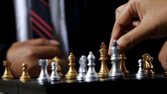 近景拍摄下金棋和银棋的人的手选择焦点浅景深