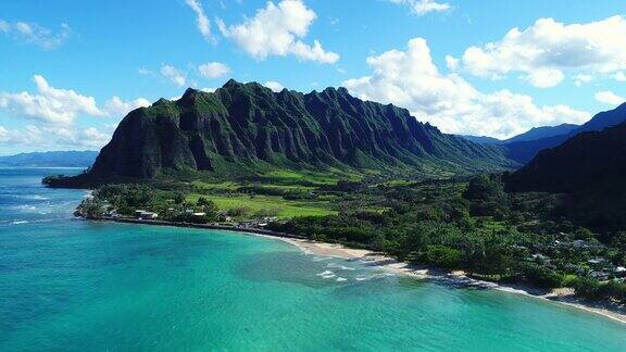 鸟瞰图飞向郁郁葱葱的丛林山景观东部瓦胡岛在夏威夷