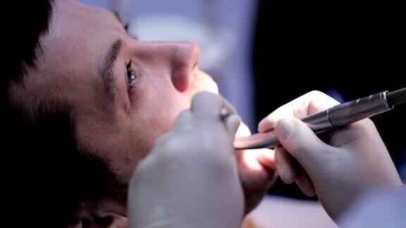 牙医使用牙钻病人的牙齿的特写
