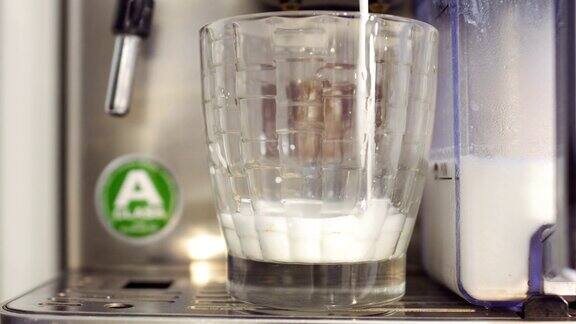牛奶倒进玻璃杯里