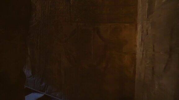 阿斯旺市附近的埃及图案和照明隧道的埃德夫神庙埃及飞机后面在尼罗河河畔的Edfu城希腊罗马建筑献给荷鲁斯