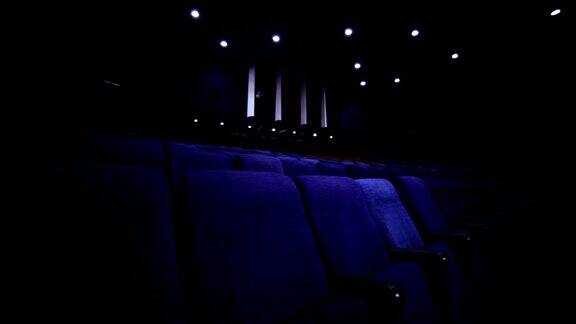 空荡荡的蓝色电影院大厅里一排排的座位