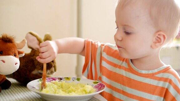 小男孩在吃土豆泥