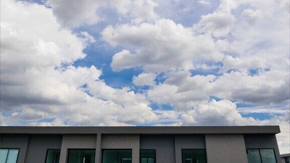 美丽的运动时间流逝云彩天空以上的建筑物的屋顶