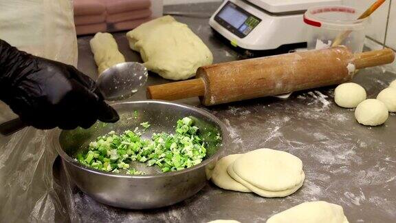厨师在烹饪店做生面团卷派和椒盐卷饼