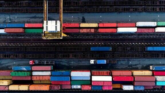 在铁路旁边你可以看到法国火车站里装满商品和工作机器的彩色集装箱