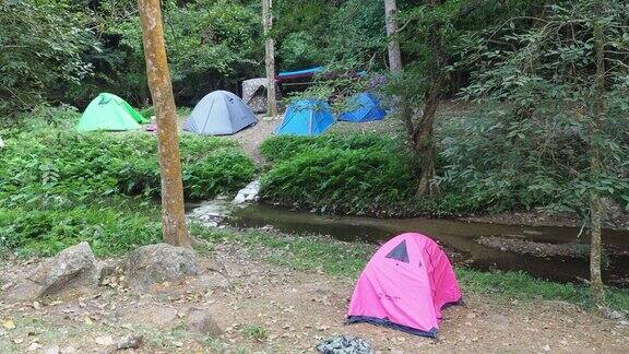 森林里的露营帐篷