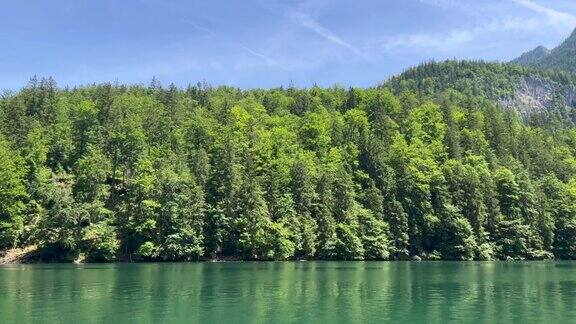 依山傍水的风景