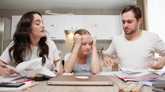 恼怒的父母帮女儿做作业
