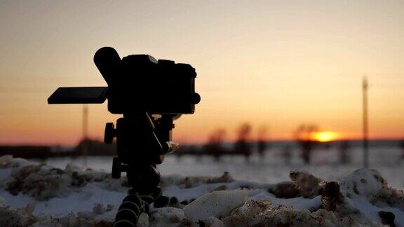 数码单反相机拍摄冬季风景单反相机拍摄的日落与冬天的自然雪