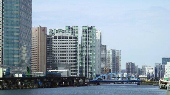 河畔的高层公寓沿着运河看风景