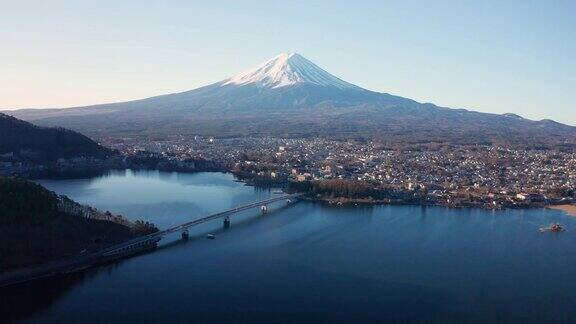 空中鸟瞰城市景观和群山