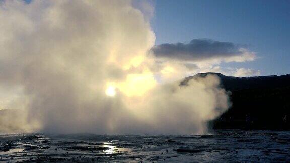 冰岛间歇泉喷发火山烟雾弥漫地面喷泉StrokkurStrokkur是地热区的一部分美丽的间歇泉在阳光灿烂的日子里喷发