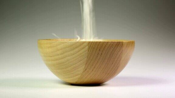 米粒掉进木碗里