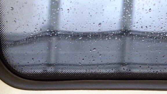 下雨天捷运列车窗外的景色镜头微微抖动