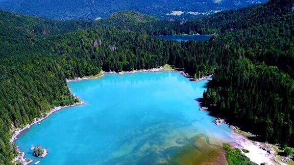 意大利阿尔卑斯山的富辛湖空中FPV无人机飞行