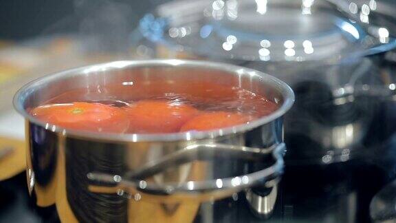 在不锈钢锅中煮西红柿