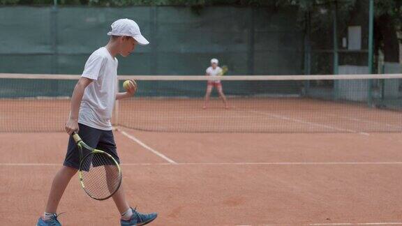 职业网球体育运动员少年与对手击球拍在球场上传递给对方