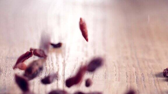 一串枸杞莓真正的慢镜头落到木桌上