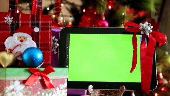 绿色屏幕数字平板电脑与圣诞装饰