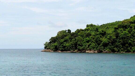 美丽的绿色岛屿和大海与蓝天