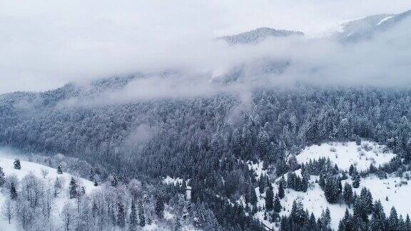 鸟瞰图在雾日落冬季山