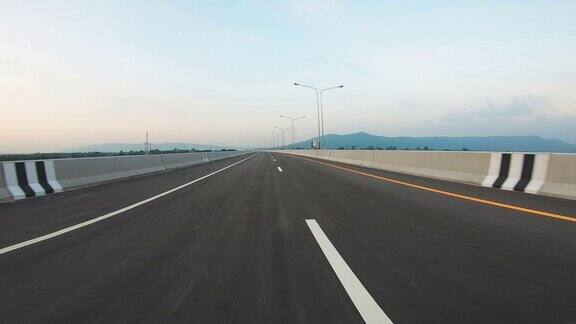 空旷的公路和美丽的天空云日落稳定器拍摄