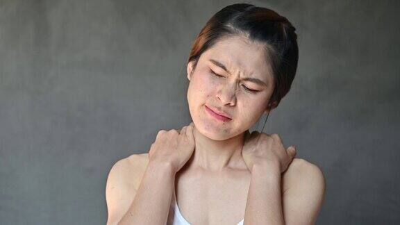 亚洲妇女因长期工作导致肩膀疼痛