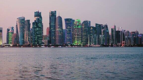 多哈在卡塔尔多哈在黄昏中放大显示西海湾照明摩天大楼