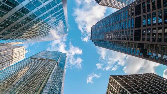 时间流逝高层企业建筑摩天大楼的低角度