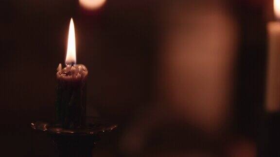 老式的蜡烛在黑暗的房间里燃烧