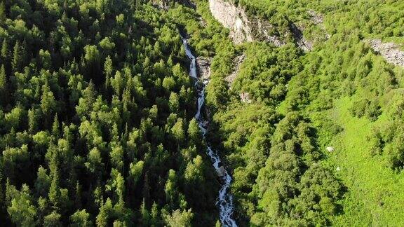 从山上几处瀑布鸟瞰美丽的瀑布