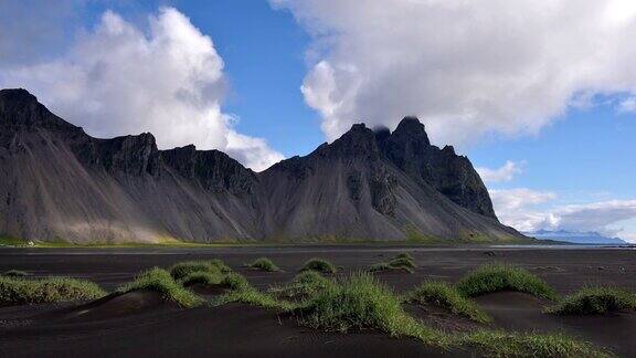 冰岛Vestrahorn山移动云的延时视频