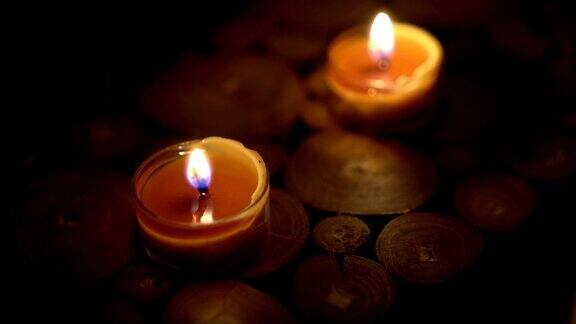 特写燃烧的茶点蜡烛在家里的桌子上浪漫的氛围与香茗香薰蜡烛