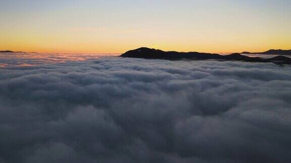 鸟瞰图充满活力的日出在白色的浓雾与遥远的黑暗喀尔巴阡山脉的地平线