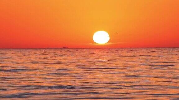 太阳在海浪上升起海洋上美丽的热带日出