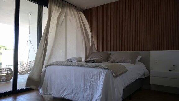 窗帘里有风的房间