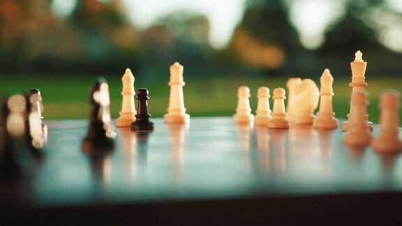 在公园里下棋