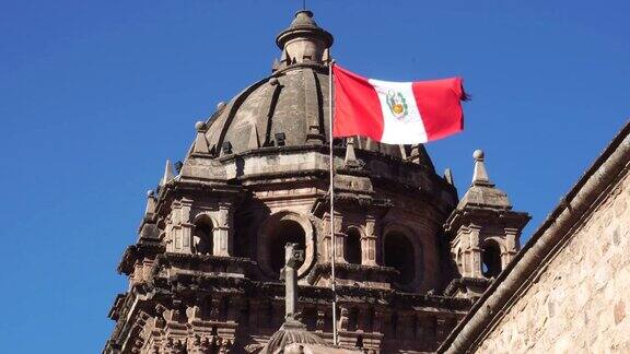 挥舞着秘鲁国旗